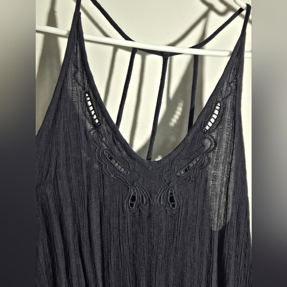 Roxy strappy flowing tank with lace neckline cutouts - Picture 3 of 5